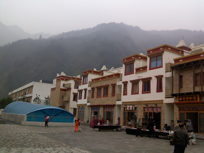 新建的房子富有藏 羌族特色